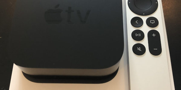 Bild på Apple TV 4K och fjärrkontroll