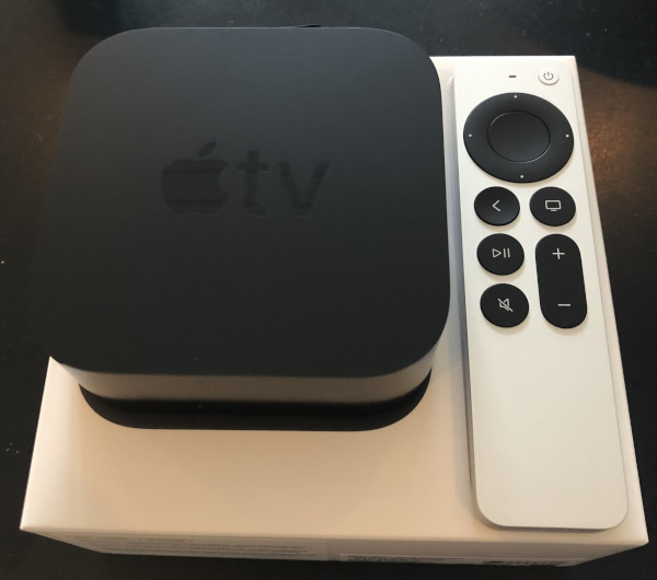 Bild på Apple TV 4K och fjärrkontroll
