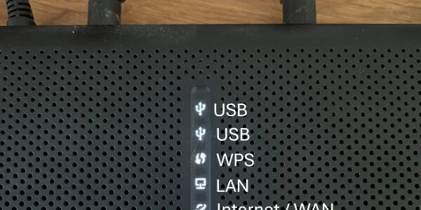 bild på en router där text är lagt för att visa vad routerns lampor betyder