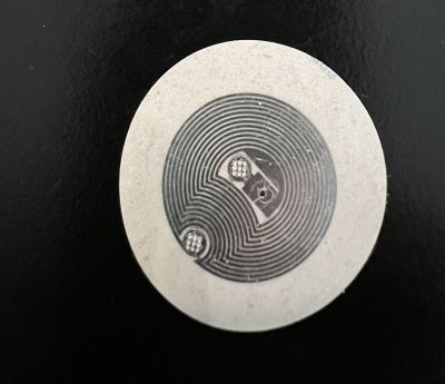 Bild på NFC tagg som ligger på ett bord