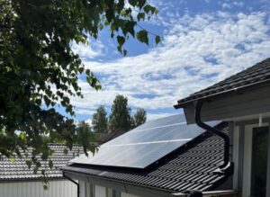 Bild på solceller monterade på hus