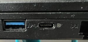 Bild på USB portar på en laptop