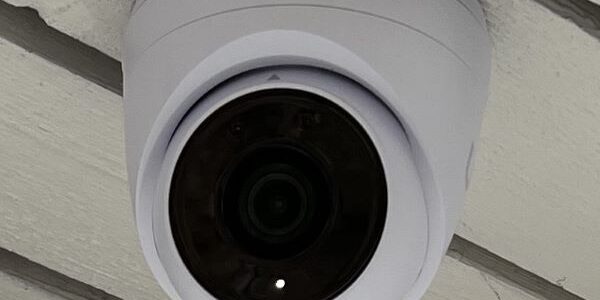 Bild på unifi G5 Turret Ultra som är monterad i takfot